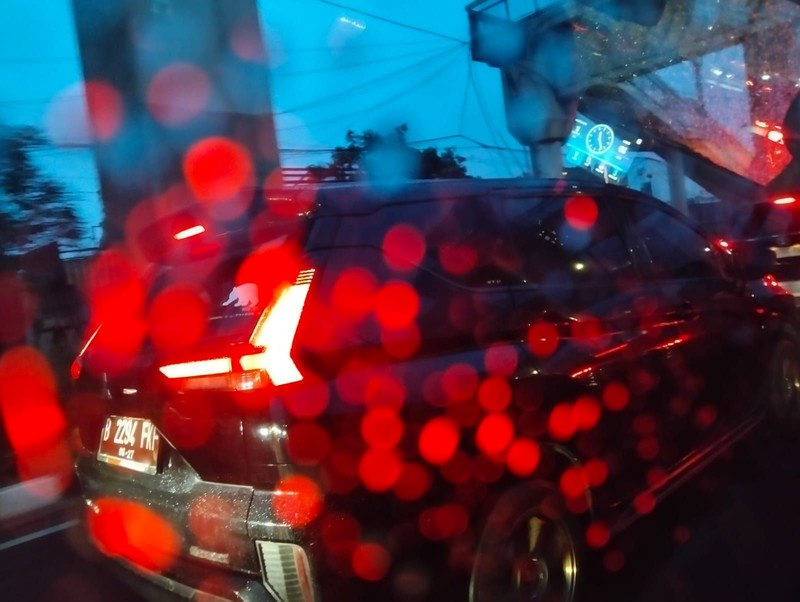 Sejumlah kendaraan melaju saat hujan mengguyur di jalan Raya Gatot Subroto, Jakarta, Rabu (28/10/2026). (CNBC Indonesia/Suhendra)