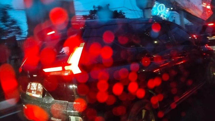 Sejumlah kendaraan melaju saat hujan mengguyur di jalan Raya Gatot Subroto, Jakarta, Rabu (28/10/2026).