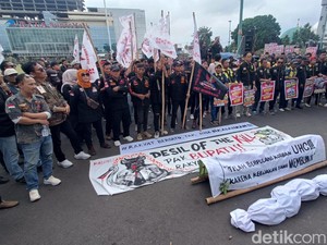 Massa Geruduk Pendopo Banyumas Tuntut UHC Diaktifkan Lagi