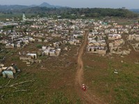 Tampilan dari drone memperlihatkan seorang pengendara melintas di dekat sisa-sisa Desa Somang yang muncul kembali setelah permukaan air di waduk Kariansumber pasokan air untuk wilayah sekitarnya, termasuk Jakartamenurun akibat kekeringan berkepanjang