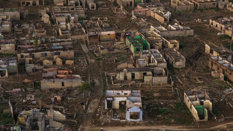 Tampilan dari drone memperlihatkan seorang pengendara melintasi sisa-sisa Desa Somang yang muncul kembali setelah permukaan air di waduk Karian—yang memasok air untuk wilayah sekitarnya termasuk Jakarta—menurun akibat kekeringan berkepanjangan yang dipicu oleh fenomena El Niño, di Lebak, Provinsi Banten, Indonesia, 23 Oktober 2026.