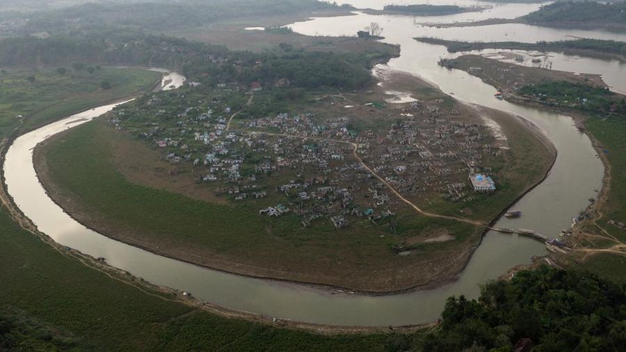 Tampilan dari drone memperlihatkan sisa-sisa Desa Somang yang muncul kembali setelah permukaan air di waduk Karianyang memasok air untuk wilayah sekitarnya termasuk Jakartamenurun akibat kekeringan berkepanjangan yang dipicu oleh fenomena El Nio, di