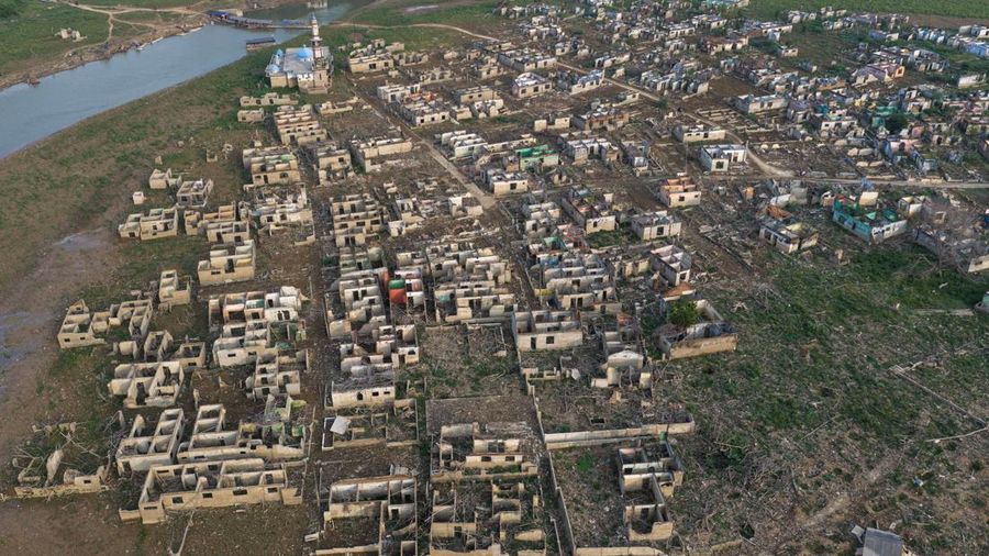 Tampilan dari drone memperlihatkan sisa-sisa rumah dan masjid Al Mujahidin di Desa Somang yang muncul kembali setelah permukaan air di waduk Karianyang memasok air untuk wilayah sekitarnya termasuk Jakartamenurun akibat kekeringan berkepanjangan yang