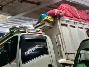 Viral Gelombang Tinggi di Penyeberangan Sumbawa-Lombok, Truk Nyaris Terguling