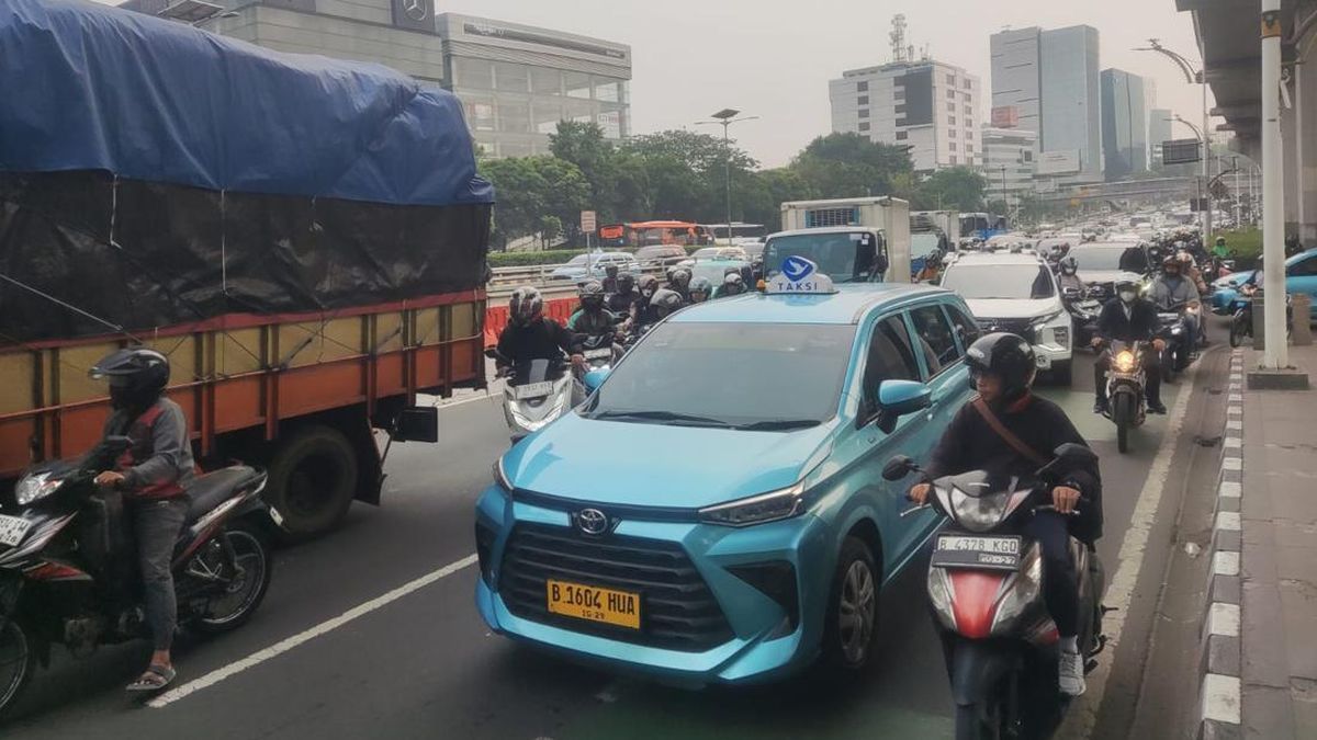Truk Mogok di MT Haryono Bikin Lalin Macet, Bus TransJakarta Telat — NadiKabar.com
