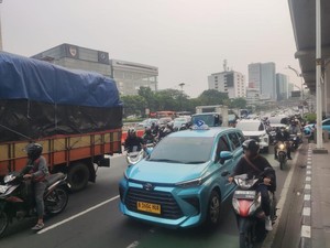 Truk Mogok di MT Haryono Bikin Lalin Macet, Bus Transjakarta Telat
