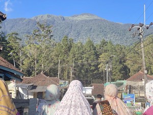 Pesona Gunung Ciremai di Balik Atap Rumah Desa Argalingga, Tanpa Perlu Mendaki