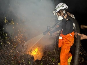 Aksi Vilmei Malam-malam Coba Ikut Padamkan Karhutla di Kalimantan