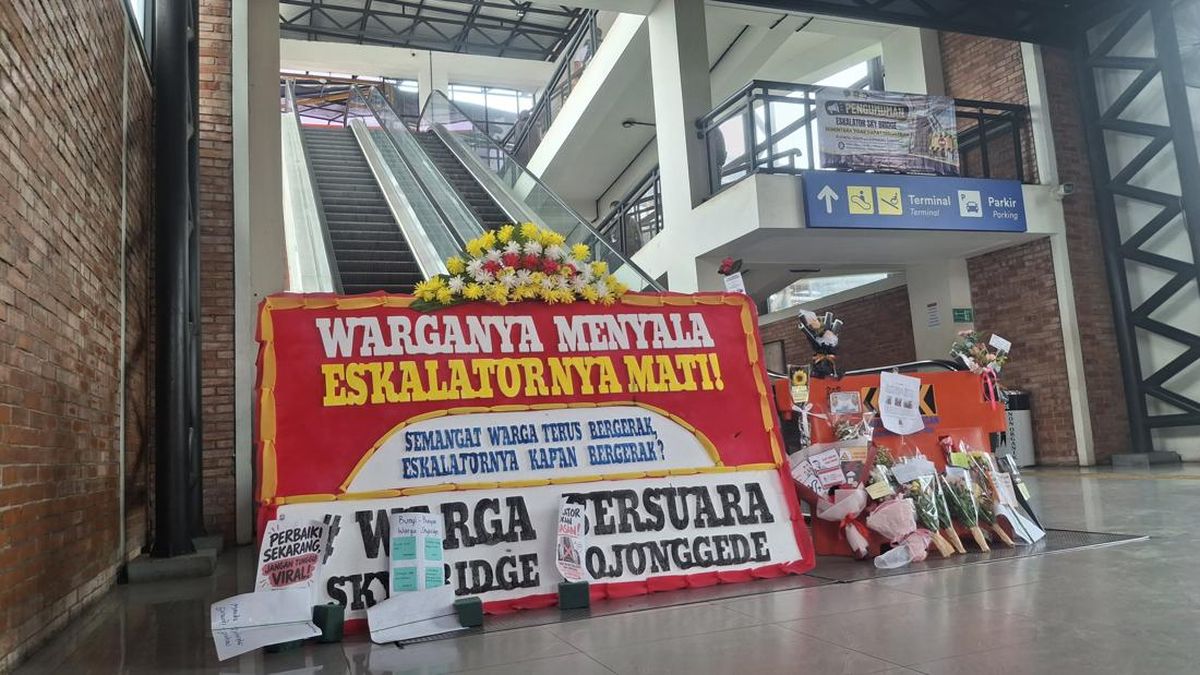 Eskalator Stasiun Bojonggede Mati Setahun, Warga Protes Bawa Karangan Bunga — NadiKabar.com