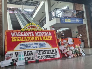 Eskalator Stasiun Bojonggede Mati Setahun, Warga Protes Bawa Karangan Bunga