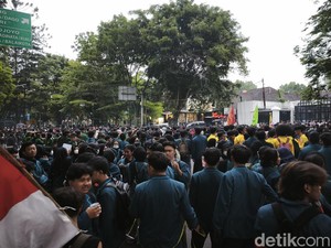 Mahasiswa Sampaikan Aspirasi di Depan DPRD Jabar