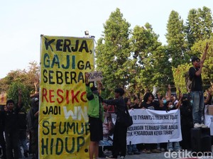 Simbol Tiga Jari Three Finger Salute di Aksi Kamisan Bali