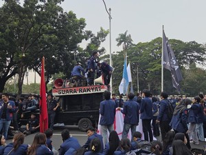 Massa Aksi Sampaikan Aspirasi di Dekat Patung Kuda