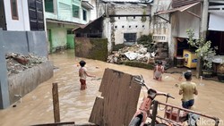 Banjir Melanda 4 Kecamatan di Medan, 617 Warga Mengungsi