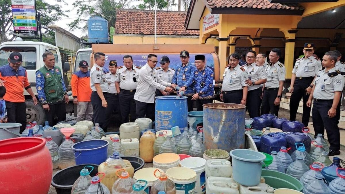 Kekeringan Landa Cilacap, Warga Antusias Antre Air Bersih dari Menteri Imipas — NadiKabar.com