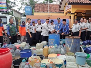 Kekeringan Landa Cilacap, Warga Antusias Antre Air Bersih dari Menteri Imipas