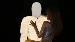 Bianca Censori Pamer Bodysuit Menyala yang Dipakai Saat Konser YE Jakarta