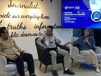 Direktur Kemitraan Komunikasi Lembaga dan Kehumasan Kementerian Komunikasi dan Digital (Komdigi), Marroli Jeni Indarto, di kantor Komdigi, Kamis (29/10/2026). (CNBC Indonesia/Novina Putri Bestari)
