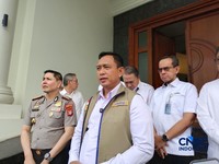 Direktur Utama Perum Bulog Ahmad Rizal Ramdhani saat ditemui di kediaman pribadi Mentan Amran, Jakarta, Kamis (29/10/2026). (CNBC Indonesia/Martyasari Rizky)