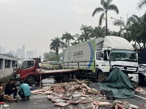 Kronologi 2 Truk Tabrakan Depan DPR Sebabkan Sopir Terluka