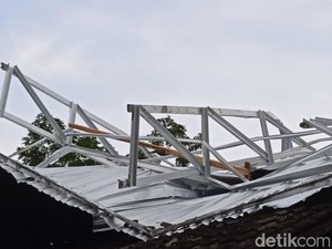 Delanggu Klaten Hujan Angin, Pohon Tumbang-Atap Beterbangan