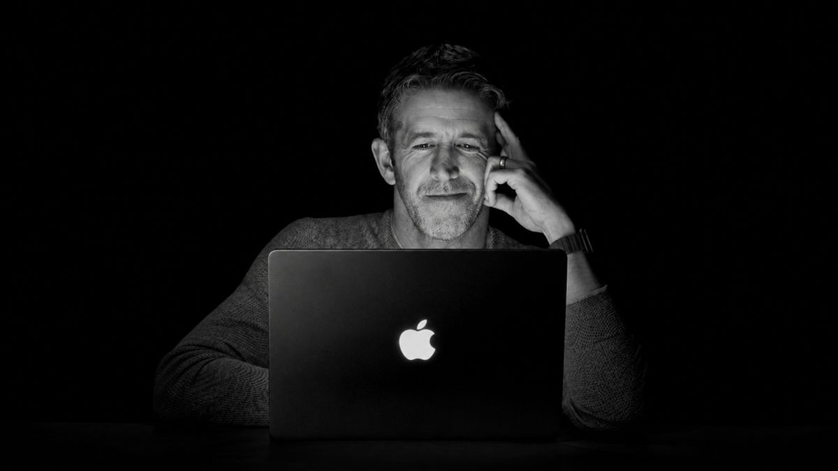 Ilustrasi berita Teknologi: Setelah 10 Tahun, Logo Apple Menyala Lagi di MacBook Pro Layar Sentuh