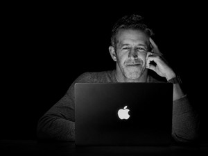 Setelah 10 Tahun, Logo Apple Menyala Lagi di MacBook Pro Layar Sentuh