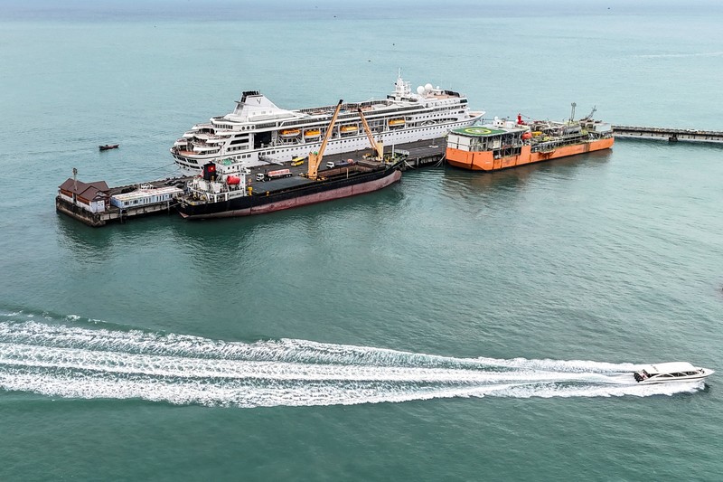 Kapal pesiar mewah Villa Vie Odyssey terdampar di Kamboja setelah operator kapal menghentikan sementara operasional akibat lonjakan biaya bahan bakar, Rabu (18/10/2026). (REUTERS/SOVEIT YARN)