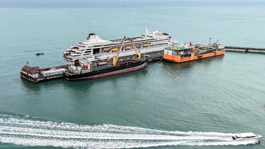 Kapal pesiar mewah Villa Vie Odyssey terdampar di Kamboja setelah operator kapal menghentikan sementara operasional akibat lonjakan biaya bahan bakar, Rabu (18/10/2026). (REUTERS/SOVEIT YARN)