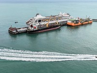 Kapal pesiar mewah Villa Vie Odyssey terdampar di Kamboja setelah operator kapal menghentikan sementara operasional akibat lonjakan biaya bahan bakar, Rabu (18/10/2026). (REUTERS/SOVEIT YARN)