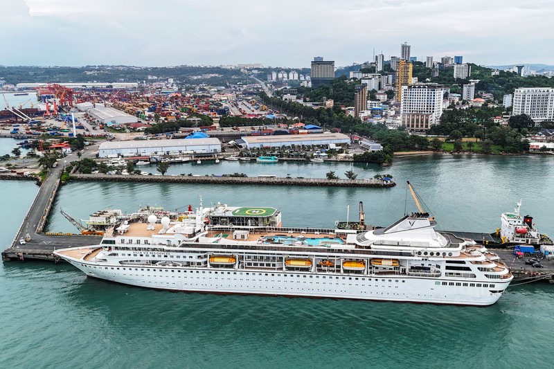 Kapal pesiar mewah Villa Vie Odyssey terdampar di Kamboja setelah operator kapal menghentikan sementara operasional akibat lonjakan biaya bahan bakar, Rabu (18/10/2026). (REUTERS/SOVEIT YARN)