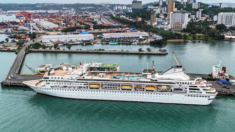 Kapal pesiar mewah Villa Vie Odyssey terdampar di Kamboja setelah operator kapal menghentikan sementara operasional akibat lonjakan biaya bahan bakar, Rabu (18/10/2026). (REUTERS/SOVEIT YARN)