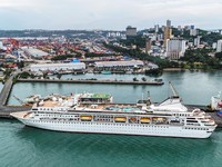 Kapal pesiar mewah Villa Vie Odyssey terdampar di Kamboja setelah operator kapal menghentikan sementara operasional akibat lonjakan biaya bahan bakar, Rabu (18/10/2026). (REUTERS/SOVEIT YARN)