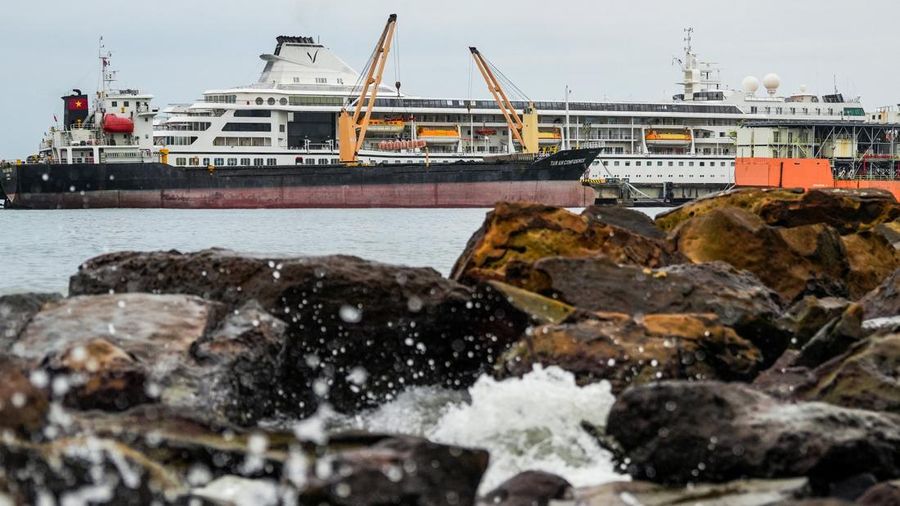 Kapal pesiar mewah Villa Vie Odyssey terdampar di Kamboja setelah operator kapal menghentikan sementara operasional akibat lonjakan biaya bahan bakar, Rabu (18/10/2026). (REUTERS/SOVEIT YARN)