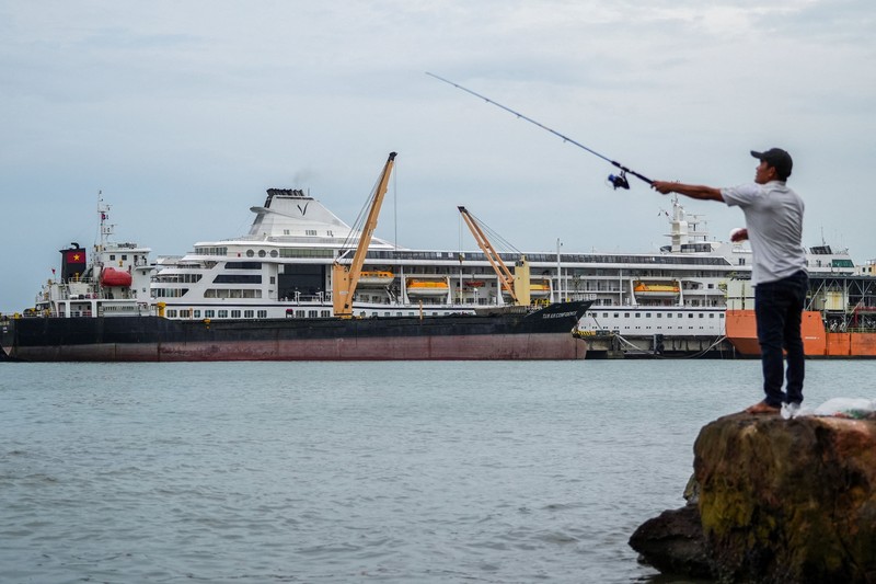 Kapal pesiar mewah Villa Vie Odyssey terdampar di Kamboja setelah operator kapal menghentikan sementara operasional akibat lonjakan biaya bahan bakar, Rabu (18/10/2026). (REUTERS/SOVEIT YARN)