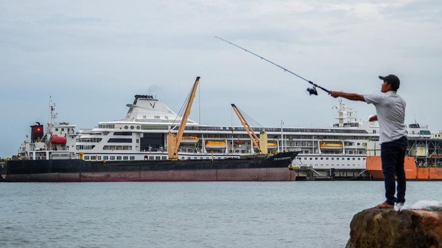 Kapal pesiar mewah Villa Vie Odyssey terdampar di Kamboja setelah operator kapal menghentikan sementara operasional akibat lonjakan biaya bahan bakar, Rabu (18/10/2026). (REUTERS/SOVEIT YARN)