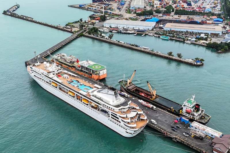 Kapal pesiar mewah Villa Vie Odyssey terdampar di Kamboja setelah operator kapal menghentikan sementara operasional akibat lonjakan biaya bahan bakar, Rabu (18/10/2026). (REUTERS/SOVEIT YARN)