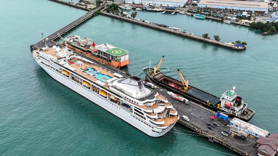 Kapal pesiar mewah Villa Vie Odyssey terdampar di Kamboja setelah operator kapal menghentikan sementara operasional akibat lonjakan biaya bahan bakar, Rabu (18/10/2026). (REUTERS/SOVEIT YARN)