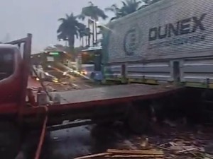 2 Truk Kecelakaan di Depan DPR, Lalin Arah Slipi Padat