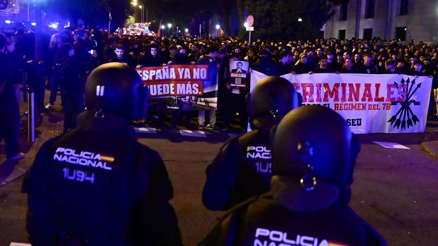 Kelompok sayap kanan dan polisi saling berhadapan di luar Kementerian Transportasi Spanyol dalam sebuah demonstrasi yang menuntut pengunduran diri pemerintah, menyusul kecelakaan kereta berkecepatan tinggi yang mengakibatkan sejumlah korban di Madrid, Spanyol, pada 28 Oktober 2026.