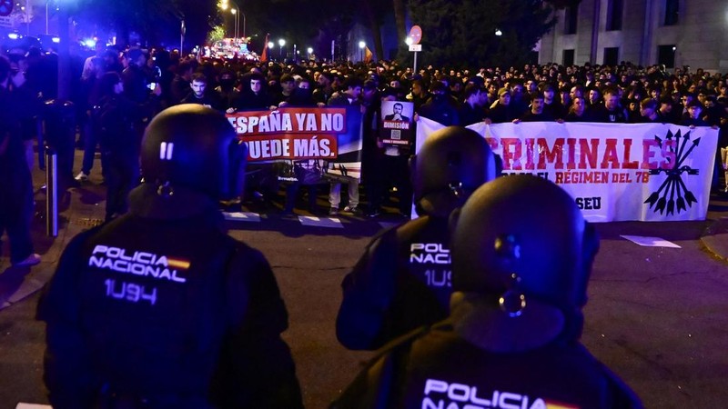 Kelompok sayap kanan dan polisi saling berhadapan di luar Kementerian Transportasi Spanyol dalam sebuah demonstrasi yang menuntut pengunduran diri pemerintah, menyusul kecelakaan kereta berkecepatan tinggi yang mengakibatkan sejumlah korban di Madrid, Spanyol, pada 28 Oktober 2026.