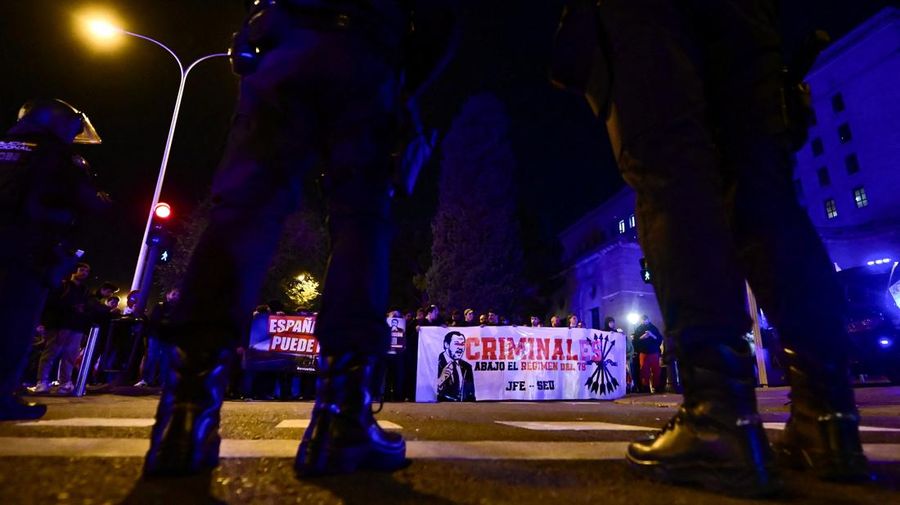Kelompok sayap kanan dan polisi saling berhadapan di luar Kementerian Transportasi Spanyol dalam sebuah demonstrasi yang menuntut pengunduran diri pemerintah, menyusul kecelakaan kereta berkecepatan tinggi yang mengakibatkan sejumlah korban di Madrid, Spanyol, pada 28 Oktober 2026.