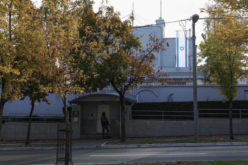 Kepolisian Serbia menembak mati seorang pelaku penyerangan di luar Kedutaan Besar Israel di ibu kota Belgrade, Rabu (28/10/2026). (via REUTERS/SERBIAN INTERIOR MINISTRY)