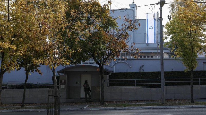 Kepolisian Serbia menembak mati seorang pelaku penyerangan di luar Kedutaan Besar Israel di ibu kota Belgrade, Rabu (28/10/2026). (via REUTERS/SERBIAN INTERIOR MINISTRY)