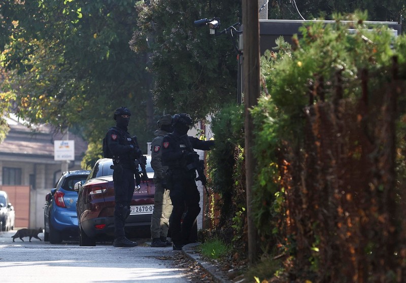 Kepolisian Serbia menembak mati seorang pelaku penyerangan di luar Kedutaan Besar Israel di ibu kota Belgrade, Rabu (28/10/2026). (via REUTERS/SERBIAN INTERIOR MINISTRY)