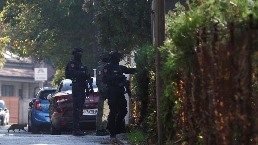 Kepolisian Serbia menembak mati seorang pelaku penyerangan di luar Kedutaan Besar Israel di ibu kota Belgrade, Rabu (28/10/2026). (via REUTERS/SERBIAN INTERIOR MINISTRY)