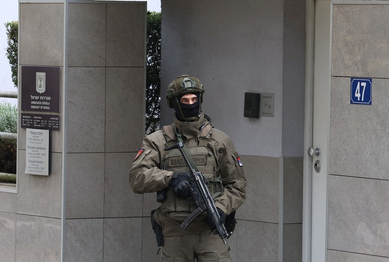 Kepolisian Serbia menembak mati seorang pelaku penyerangan di luar Kedutaan Besar Israel di ibu kota Belgrade, Rabu (28/10/2026). (via REUTERS/SERBIAN INTERIOR MINISTRY)