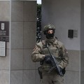 Kepolisian Serbia menembak mati seorang pelaku penyerangan di luar Kedutaan Besar Israel di ibu kota Belgrade, Rabu (28/10/2026). (via REUTERS/SERBIAN INTERIOR MINISTRY)