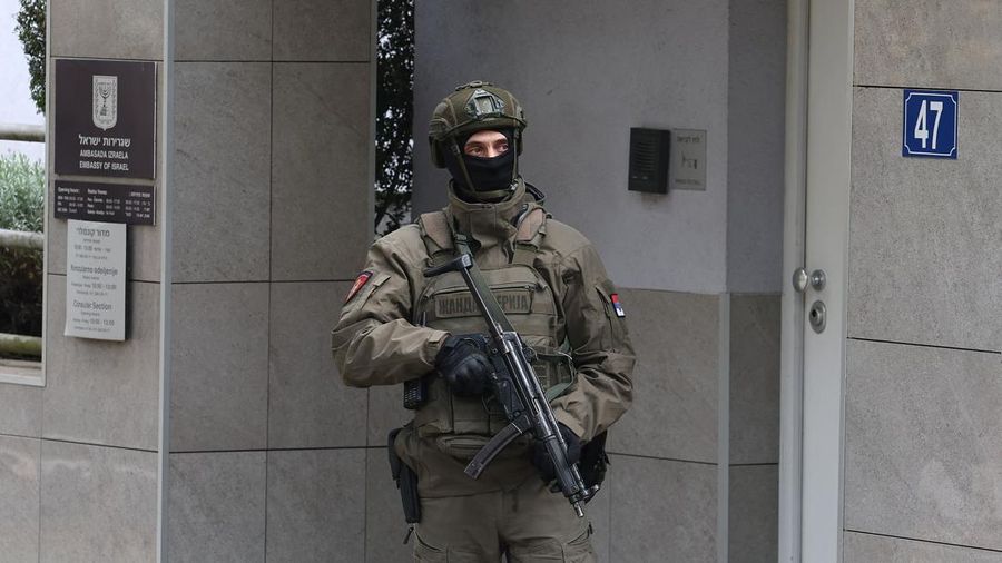 Kepolisian Serbia menembak mati seorang pelaku penyerangan di luar Kedutaan Besar Israel di ibu kota Belgrade, Rabu (28/10/2026). (via REUTERS/SERBIAN INTERIOR MINISTRY)