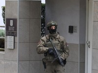 Kepolisian Serbia menembak mati seorang pelaku penyerangan di luar Kedutaan Besar Israel di ibu kota Belgrade, Rabu (28/10/2026). (via REUTERS/SERBIAN INTERIOR MINISTRY)